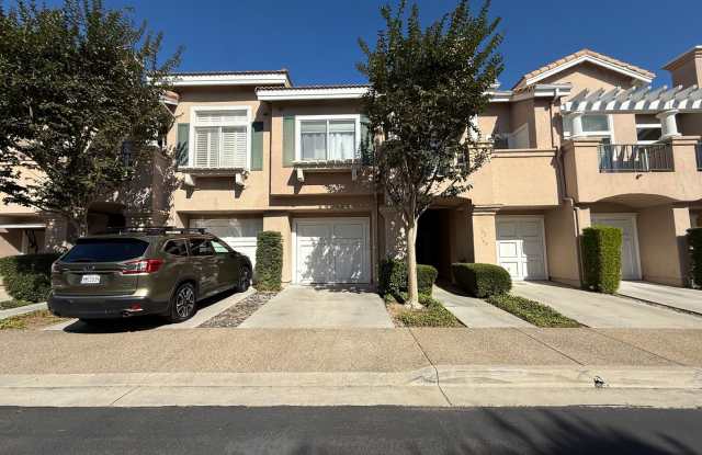 Beautiful 2 Bed, 2.5 Bath Townhome in Desirable UTC Area - 7204 Shoreline Drive, San Diego, CA 92122