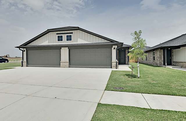 2 Bedroom 2 Bath 2 Car Garage Duplex with upgrades close to Broadway Extension, a short distance from Edmond and easy access to downtown OKC photos photos