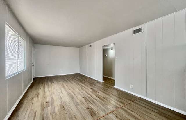 2 Bedroom / 1 Bathroom Duplex Unit Gallery 2