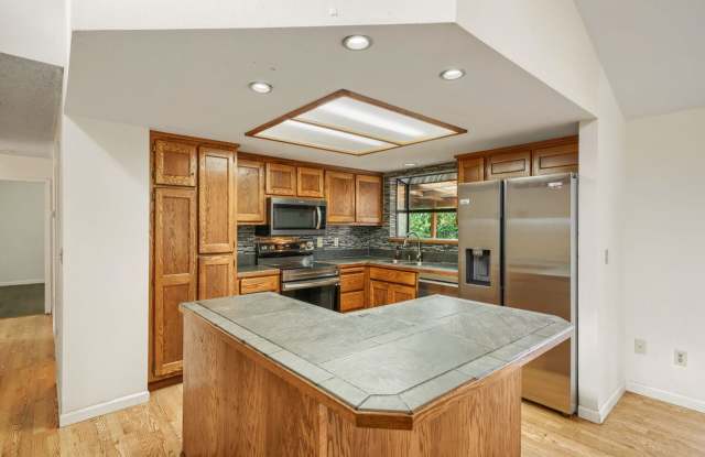 3-bed/2.5-bath Tri-Level Home on Lea Hill! Gallery 4