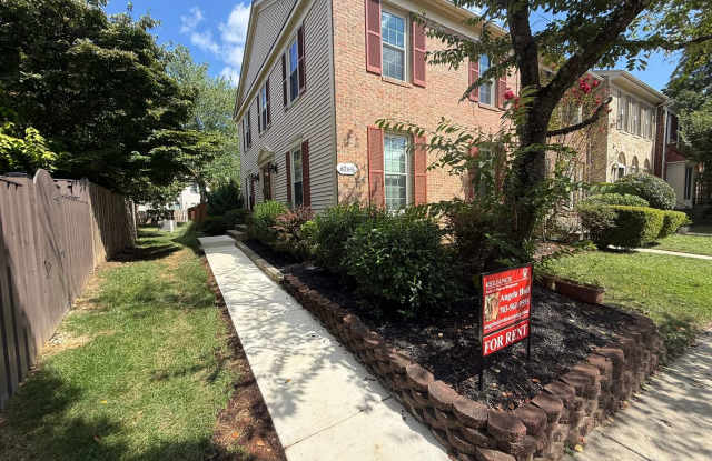 Fenced Immaculate End-Unit 2500SF Kingstowne Gallery 1