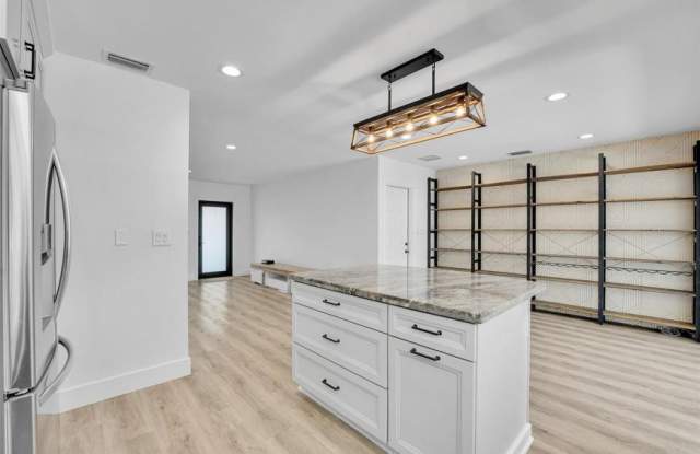956 SE 10th Ct. Gallery 4