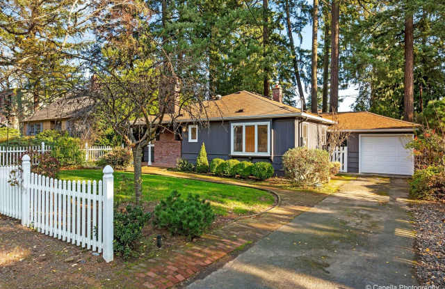 Beautiful 3B/2B First Addition Area in Lake Oswego - 221 6th Street, Lake Oswego, OR 97034