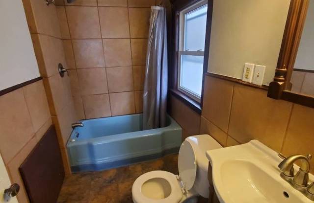 Charming 3-Bedroom Property in Prime Location (SECTION 8 VOUCHERS ACCEPTED) Gallery 3