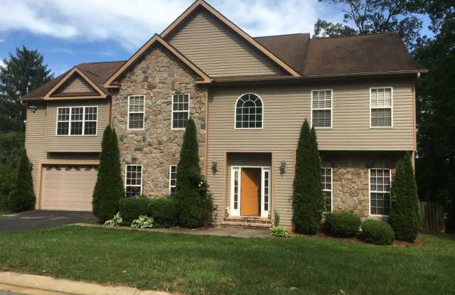 Spacious home with tons of upgrades! 4 Bedrooms/3.5 bathrooms Gallery 3