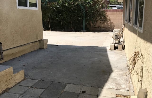 4956 Loma Avenue Gallery 3