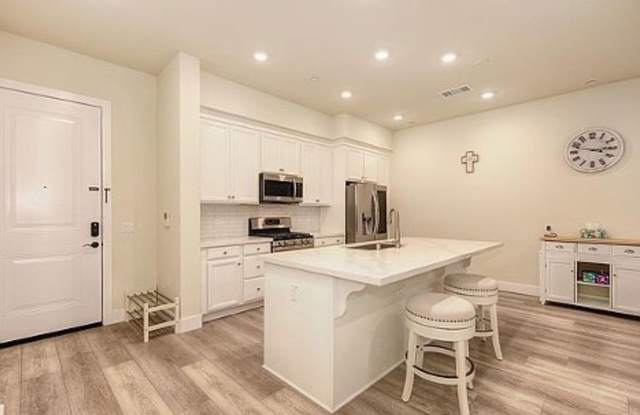Upscale 2/2 Apartment in The Cannery!-$500 Off 1st Month's Rent photos photos