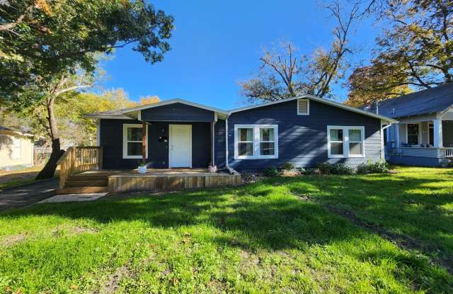 Craftsman Style House  Close to Downtown New Braunfels / Fridge Included/ No Carpet / Large Backyard /NBISD photos photos