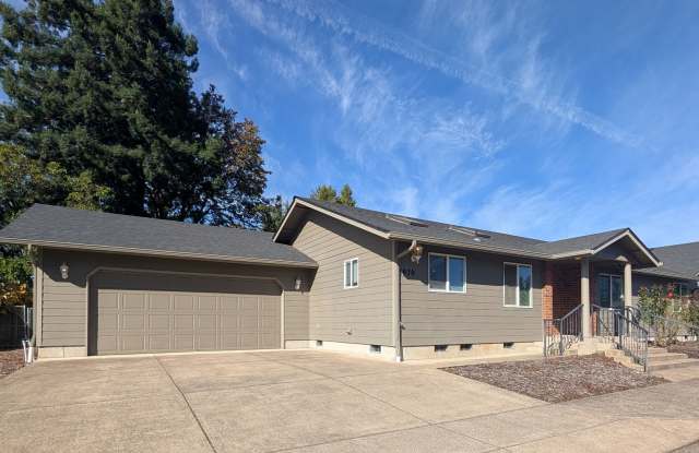 Fantastic 3bd/2bth Duplex w/ Fenced Yard ~ Great Area Gallery 3
