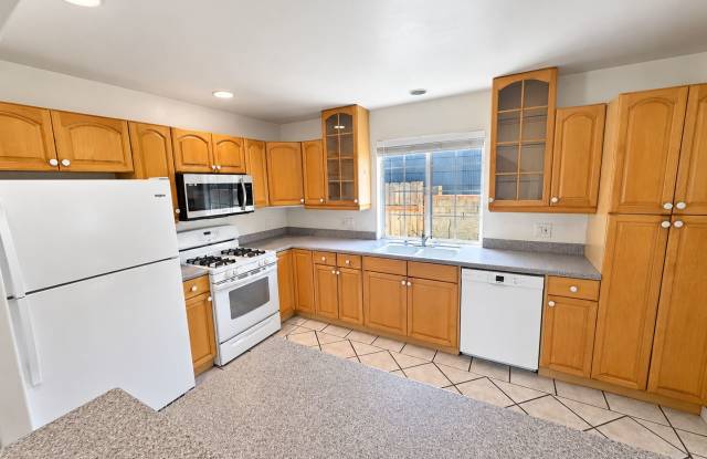 Great Views! Large 5 Bed 2 Bath House with a Quick Walk to Campus!! Gallery 4