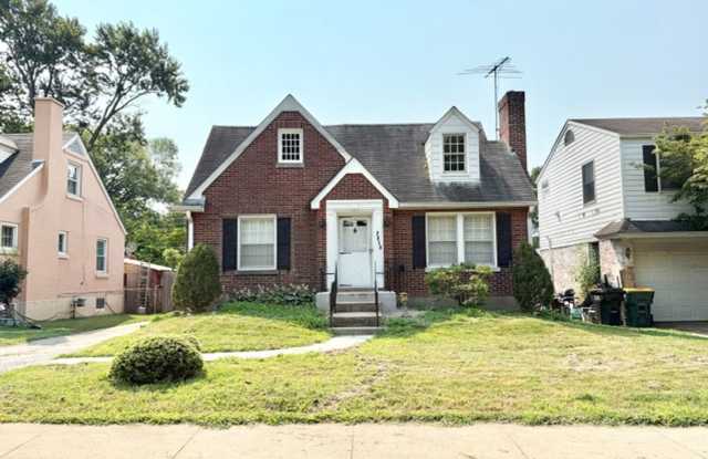 Cute Cape Cod in Wellington/Highlands neighborhood Gallery 1