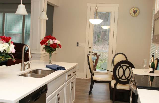 Room in 8 Bedroom Home at Grace Ln Gallery 4