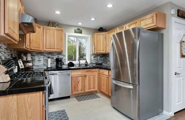 SEASONAL 2BD 1BA Gallery 4