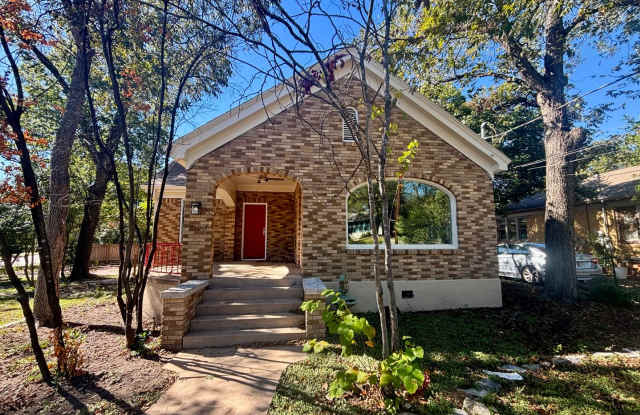 Hemphill Park Gem! 4 Bed/2.5 Bath - Available NOW! - 3100 Wheeler Street, Austin, TX 78705