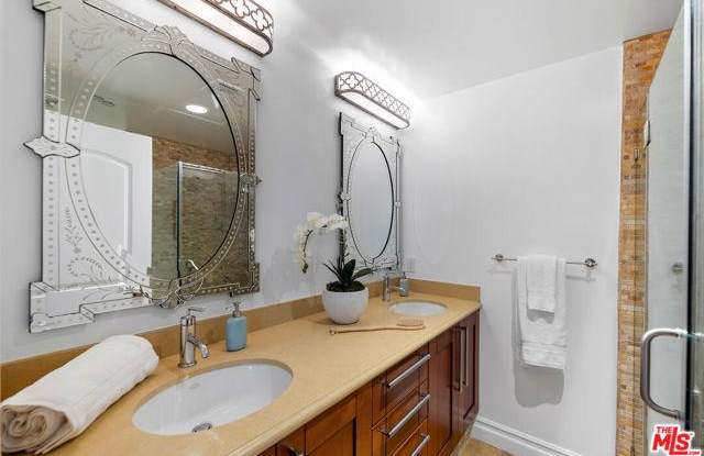 841 Westmount Drive Gallery 4