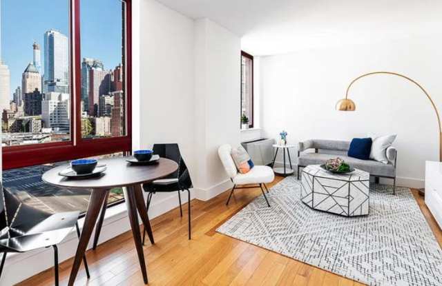 435 West 35th St. Gallery 4