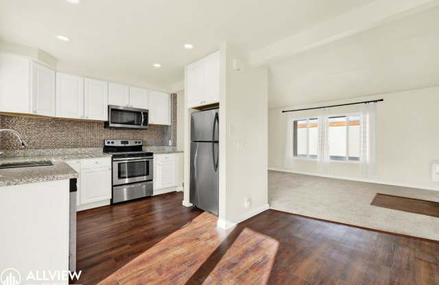 *MOVE IN SPECIAL $500 OFF FIRST MONTH'S RENT* Charming Remodeled Top-Floor 1 bed/1 bath unit with Private Garage in Vista! - 226 Candice Place, Vista, CA 92083