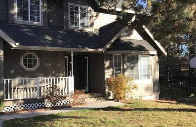 SE Bend 3 Bedroom, 2.5 Bath House, A/C, Gas Heat & Fireplace, Dbl Garage, Fenced Yard photos photos