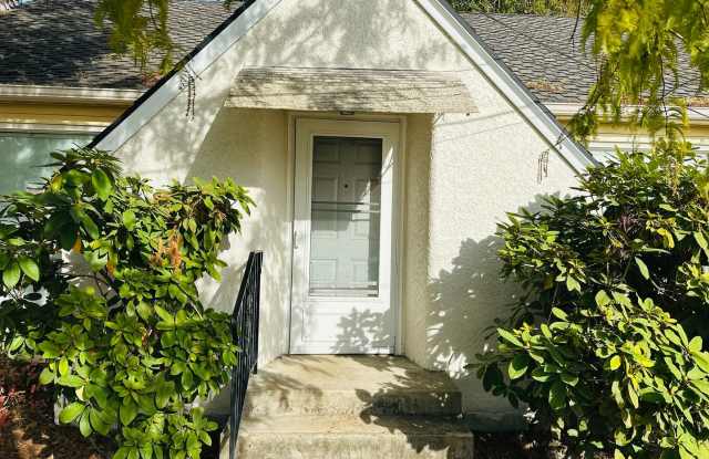 Charming Vintage Downtown Camas Bungalow Gallery 3