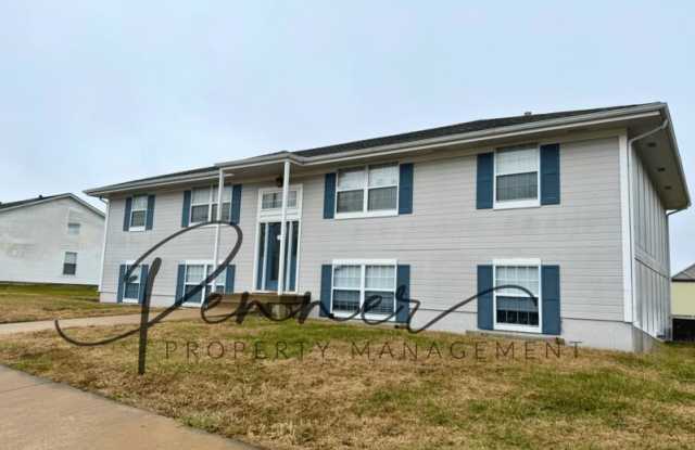 132 N CREST DR - 132 North Crest Drive, Raymore, MO 64083