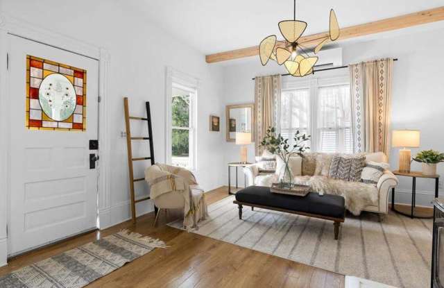 Charming Victorian cottage with Airstream office near Downtown Ashland! Gallery 3
