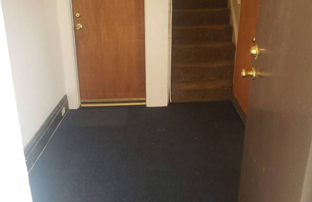 2 BR Upper Apartment Near Promenade Park Gallery 3