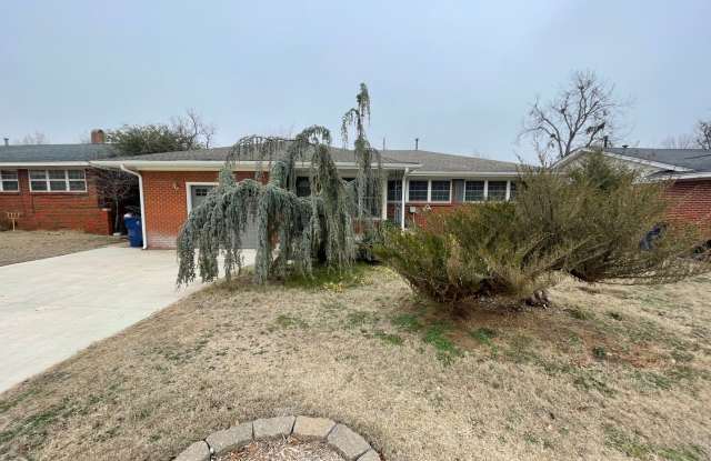Beautiful 3 bed 1 Bath! Located in the Village! Gallery 2