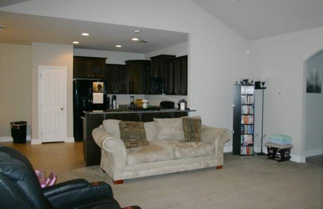 Great South Crestview Location! Gallery 3