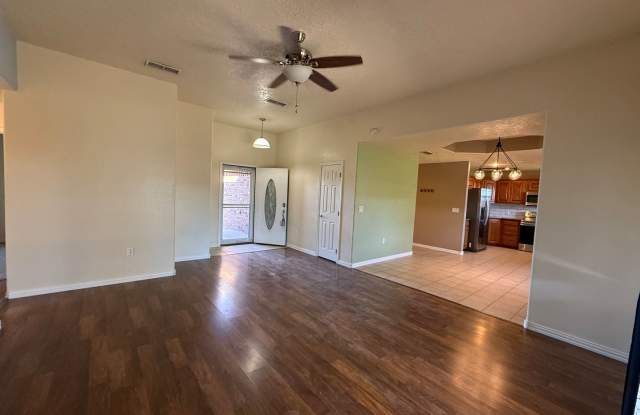 Mesa School District! 3 Bedroom Home! Dogs Okay! Gallery 4