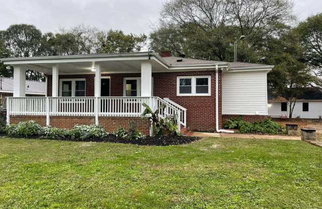 3 Bedroom 1.5 bath Brick Ranch Style Home! Minutes from Downtown Greenville - 21 Fortner Avenue, Welcome, SC 29611