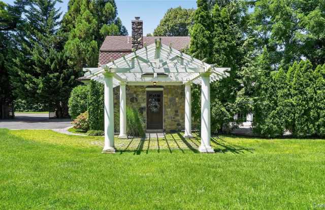1058 Plandome Road Gallery 3