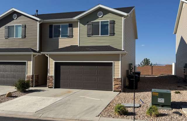 3 Bed 2 1/2 Bath Townhome Gallery 1