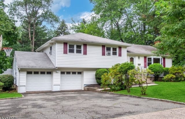 711 Bancroft Pl - 711 Bancroft Place, Paramus, NJ 07652
