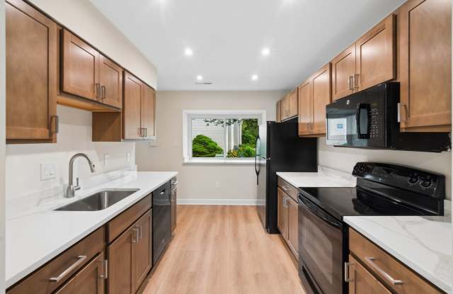 Available now! Townhome in Saltaire! Gallery 4