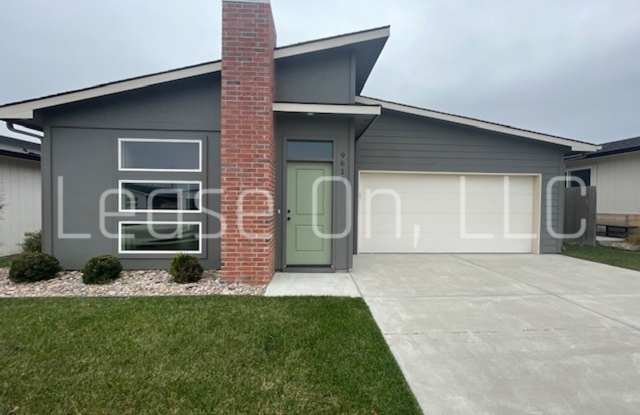 Spacious 3 Bedroom Home in Chalet Ridge with Large Yard - 9610 East Annabelle Circle, Wichita, KS 67207