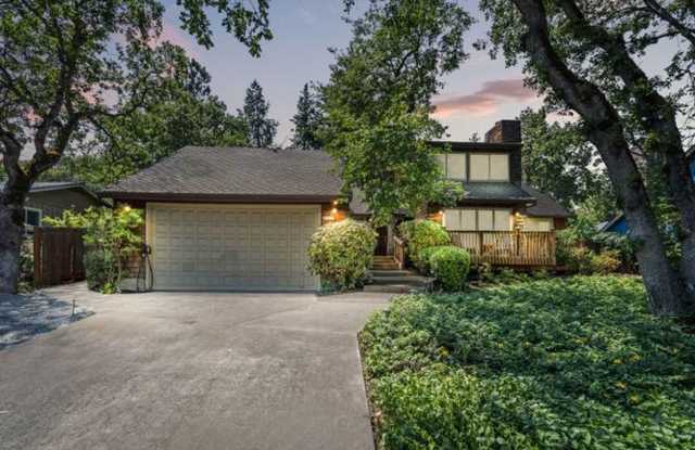 Lovely 3-bedroom home, Inground pool and lounge area!! Gallery 1
