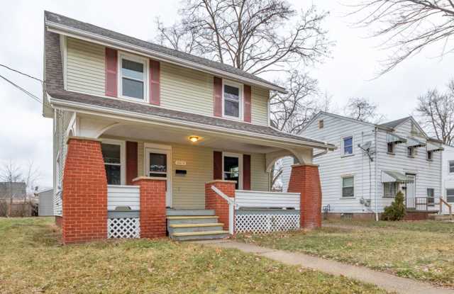 Craftsman Charm! Covered Porch, Hardwoods, Basement- 2613 Fletcher Ave NE, Canton! Gallery 3