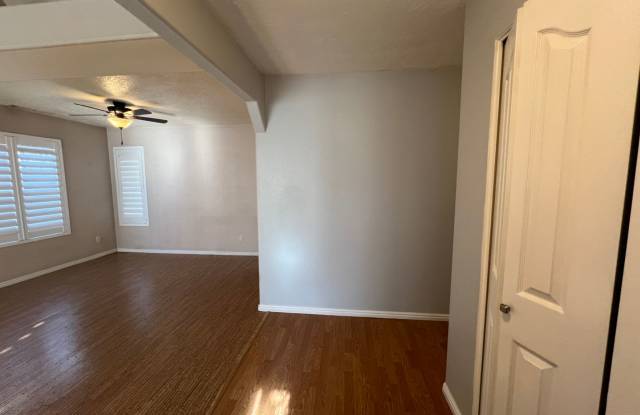 3 bed - 2 bath Single Family Home! Gallery 2