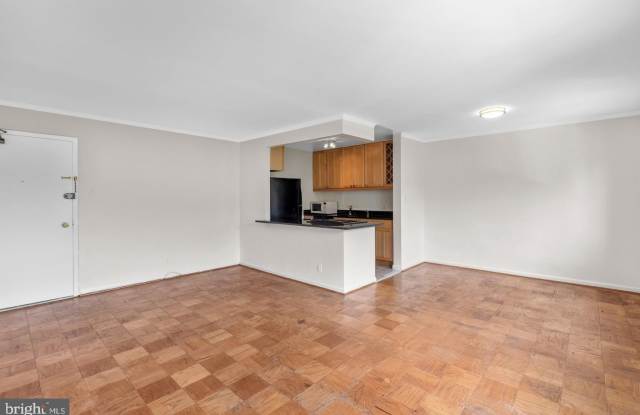 4570 MACARTHUR Boulevard NW Gallery 2