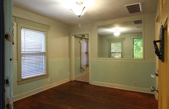 Charming North Campus Bungalow Gallery 4