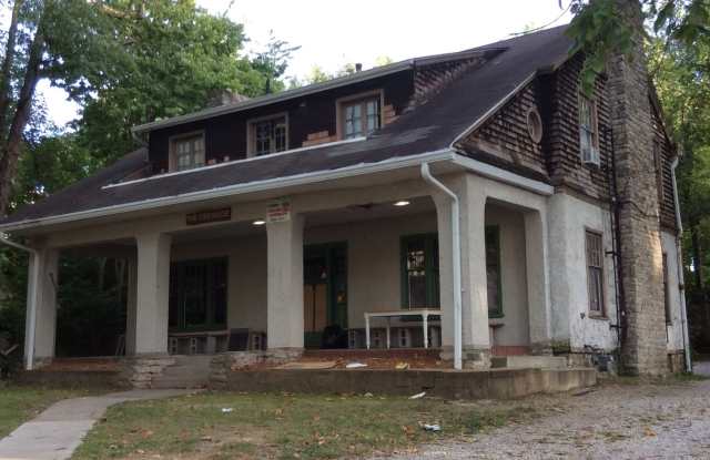 6 bedroom 2 full bath single family home with yard Gallery 3