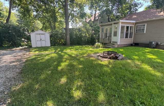3BR Close to Campus with Free Parking, Washer/Dryer Provided, Unfinished Basement, & Fire Pit! Gallery 3