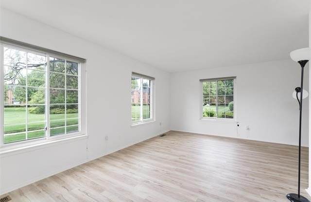 685 E Fox Hills Drive Gallery 2