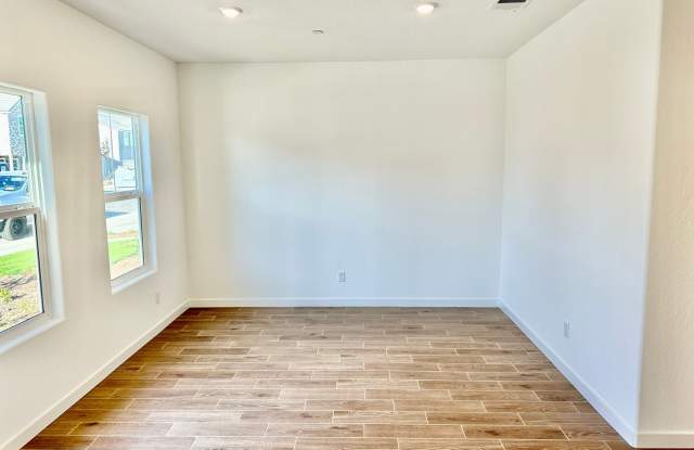 Newly-Built  5 Bedroom Home In Riverstone Community Gallery 3