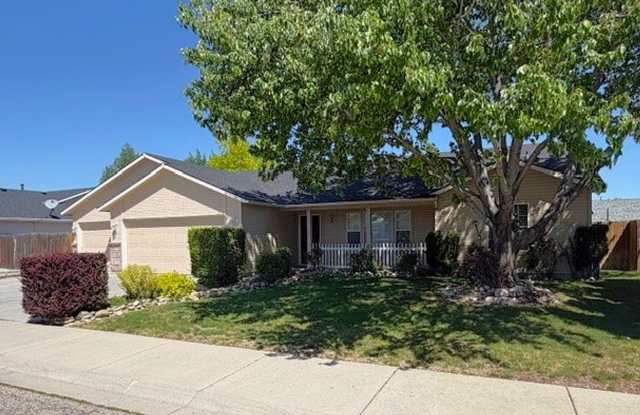 Beautiful and spacious 3 bed 2 bath home in Meridian just off Ten Mile and W Pine Ave photos photos