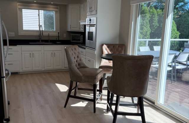 Fully furnished Deluxe Executive 5 Bedroom/ 3 Bath Liverpool Home Gallery 4