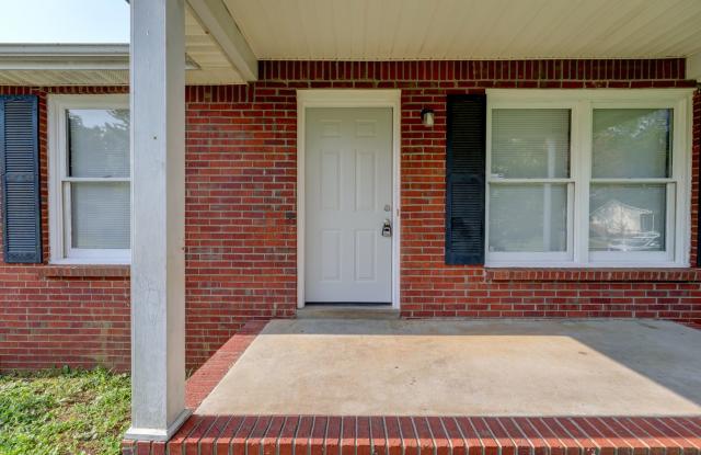 Sweet 3 bed 2 bath in PERFECT location at PERFECT price. Gallery 3