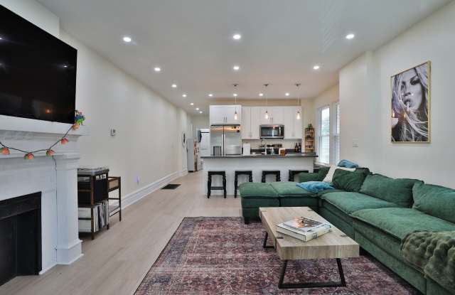 Ultimate 6-Bedroom House with Modern Kitchen, Baths & Private Parking! Gallery 4