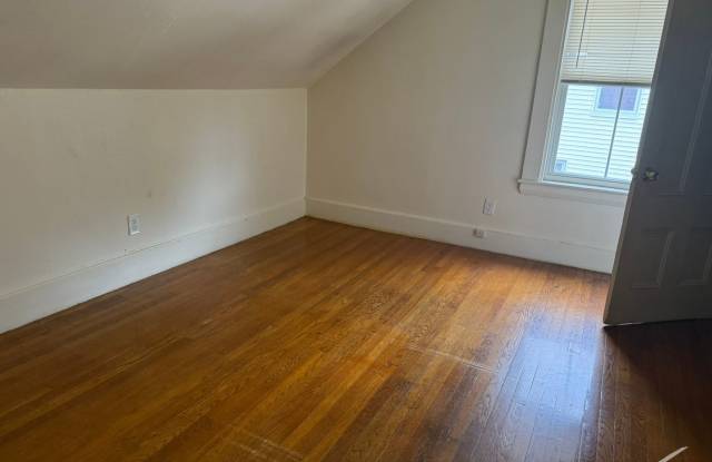 HUGE 1 Bed 1 Bath in Waltham Gallery 4