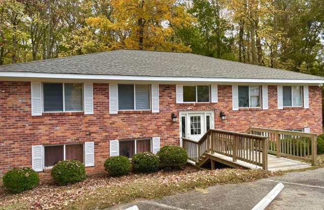 Charming 2 bedroom 1 bath condo! Available October 2026! Gallery 4